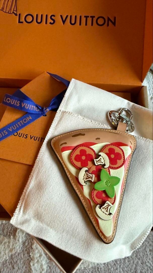LOUIS VUITTON ピザ型キーホルダー Louis Vuitton Monogram Pizza Bag Charm / Key Holder M02189