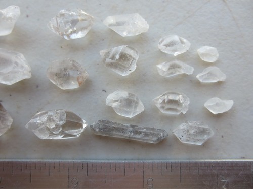 258 SMALL QUARTZ CRYSTALS. LOT OF 20 CRYSTALS. DISPLAY, JEWELRY, METAPHYSICAL - Picture 2 of 3
