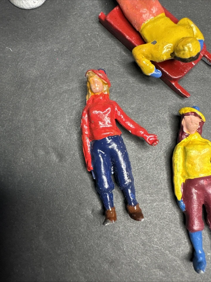 Barclay vintage? Figuras de plomo ~ PATINADORES Y TRINEOS ~ Escena de invierno de Navidad Foto 3 de 4