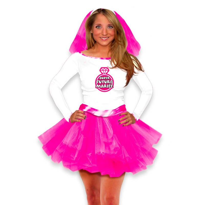 Costume EVJF élégant pour future mariée avec robe blanche et voile satiné