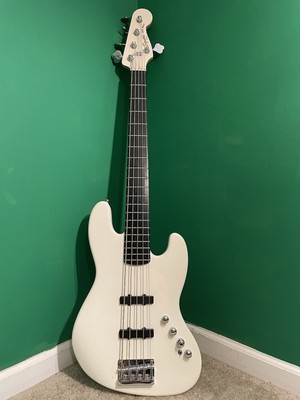 Squier Deluxe Jazz Bass Olympic White  Matching Headstock