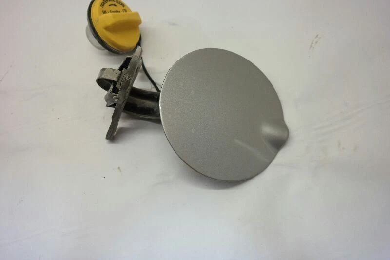 Ford Crown Victoria 2007-2011 puerta de llenado de combustible plateada  Foto 3 de 4