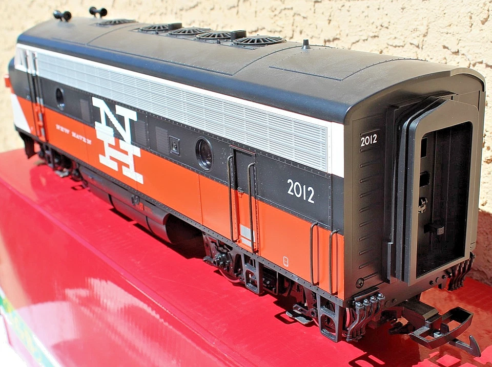 BEAUTIFUL LGB 28570 NEW HAVEN F7-A UNIT Powered Diesel Locomotive~LIKE NW in Box - Image 4 of 4