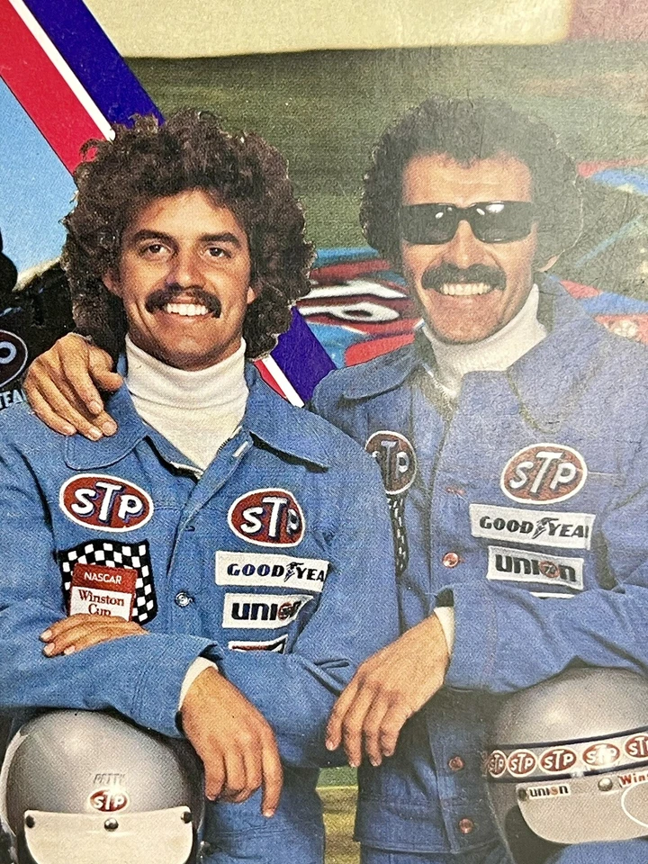 Vintage 1980 Richard & Kyle Petty STP Post Card - Imagem 2 de 4