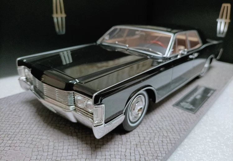Coche de resina 1/18 modelo Lincoln Continental Sedán 1968 negro Foto 2 de 4