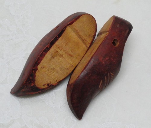 Francia scarpe legno 3,5 in miniatura firmate Francia zoccoli vintage souvenir intagliati - Foto 3 di 6