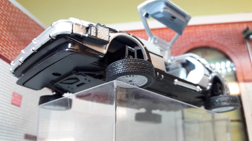 DeLorean Back to the Future 2 Transforming Flying Version 1:24 Scale Model Car - Image 4 of 4