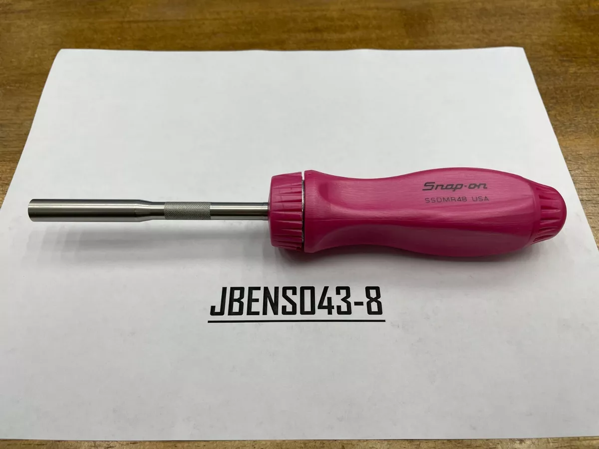 Snap on ratcheting screwdriver outlet