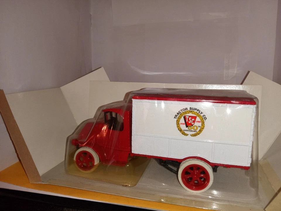 FURGONETA DE REPARTO MACK BULLDOG 2100 ERTL 1926 DIE CAST METEL 50ª ANIVERSIDAD Foto 2 de 4