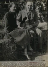 1952 Press Photo Sir Roger Makins, wife and pet dog at their home in Sherfield
