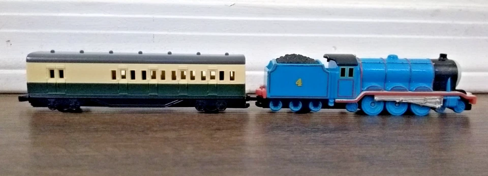 Tomica Long Thomas & Friends Gordon & Express Coach Diecast Train Engine Used - Image 3 of 4