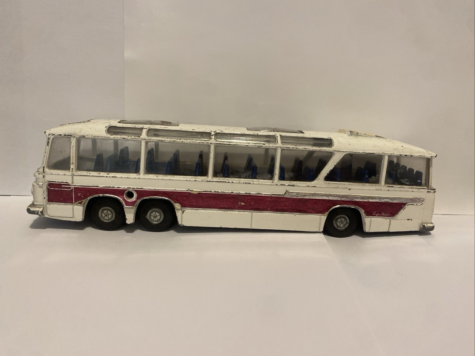 Dinky 952, Vega Major Luxury Coach - Free Price Guide & Review