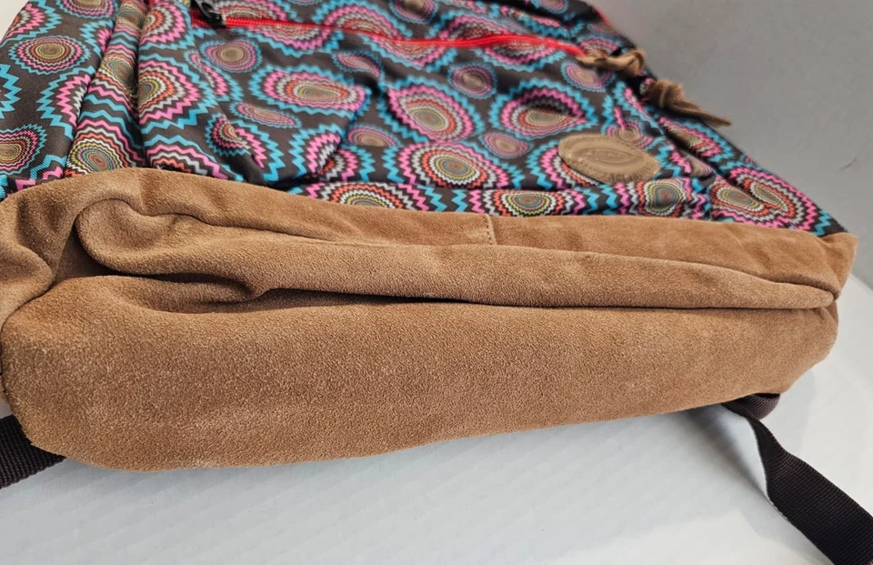 Mochila acolchada para computadora portátil Dickies Venice con parte inferior de cuero de gamuza estampada de poliéster Foto 3 de 4