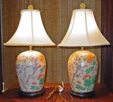 VINTAGE PAIR OF CHINESE ROSE FAMILE GINGER JAR/VASE SHAPE LAMPS WITH SILK SHADE