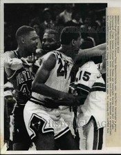 1989 Press Photo Pistons Rick Mahorn and Bulls Bill Cartwright fight during game