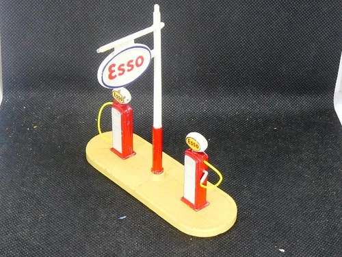 Dinky 781 ESSO Esso Petrol Pump Station