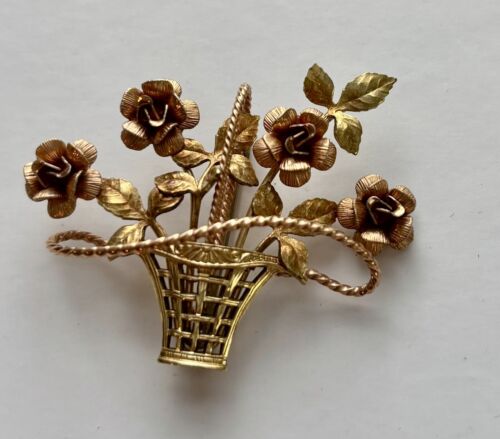 Prendedor de canasta de flores rosa y oro amarillo Krementz firmado vintage con superposición relleno - Imagen 2 de 9