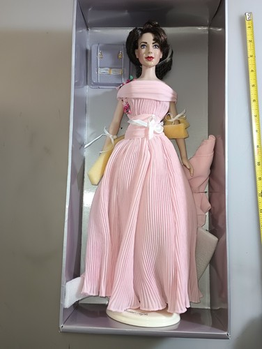 Franklin Mint Elizabeth Taylor Vinyl Portrait Doll. New in Box. - Picture 2 of 4