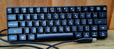 STEALTH Mini Gaming Tastatur 60% 63 Tasten LED Light Up Kabelgebunden PC PS4 Xbox One Schwarz
