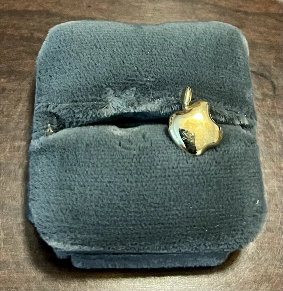 Gold Apple Dealer Award Lapel Pin - Image 3 of 3