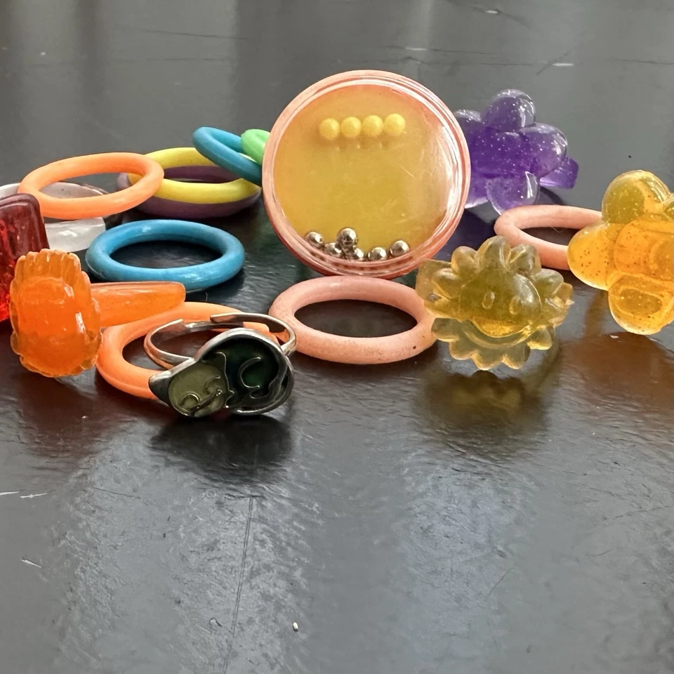 Colorido paquete de anillos de resina y goma - 17 piezas únicas Foto 3 de 4