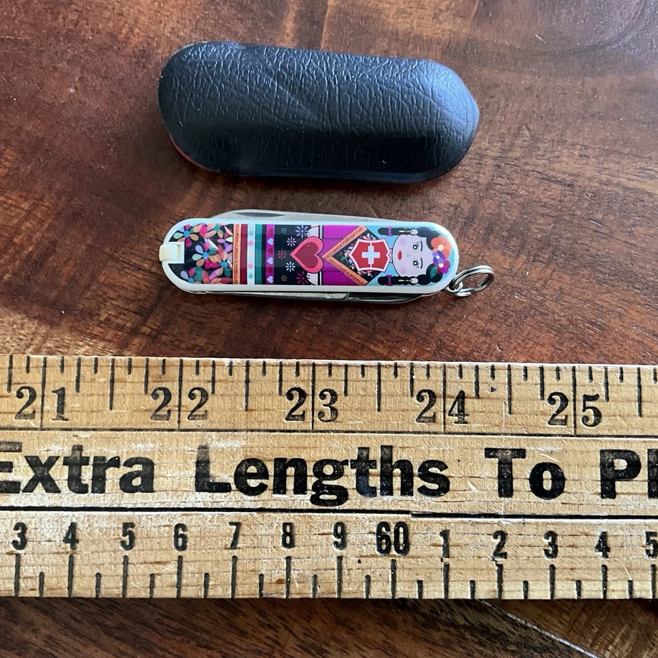 Navaja suiza Victorinox 58 mm clásica SD navaja de bolsillo 2016 Maria con estuche Foto 3 de 4