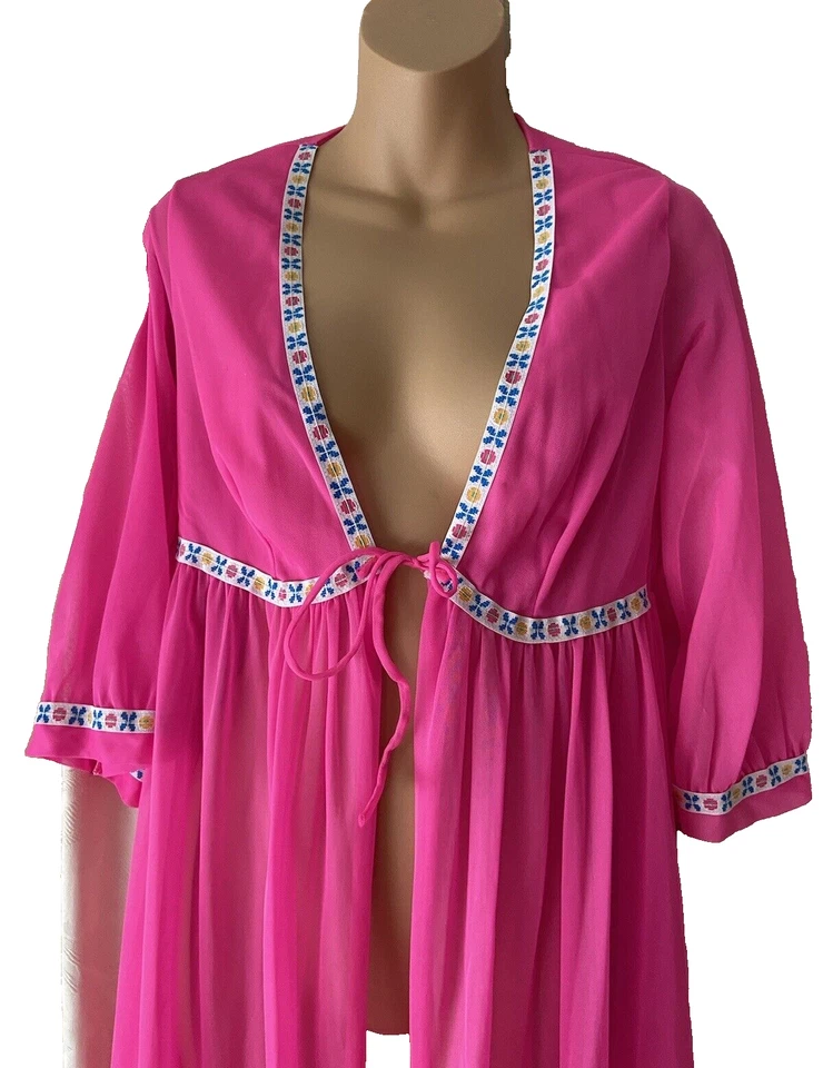 Bata Peignoir Vintage Años 70 Nylon Rosa Caliente Largo Encaje Detalle Corbata Frontal ILGWU Talla M Foto 4 de 4