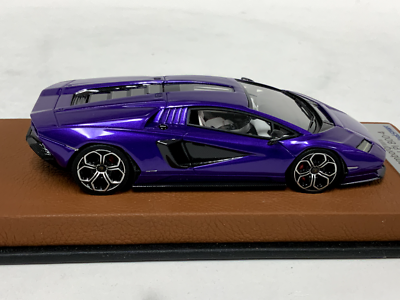1/43 Looksmart Lamborghini Countach LP_ 800-4 In Purple on leather