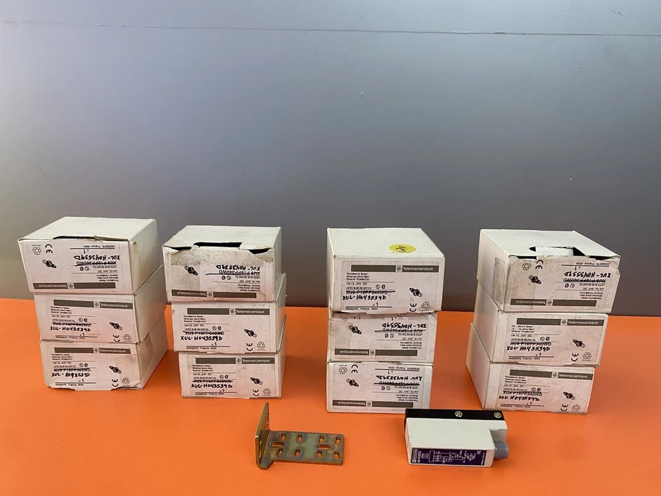 Telemecanique XUL-H043539D Photoelectric Sensor Red Reflex 12-24VDC Qty 12 - Image 2 of 4