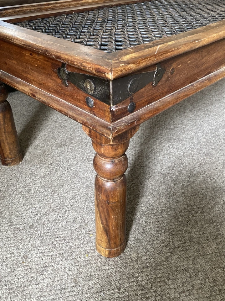 Antigua mesa de centro estilo español con celosía de hierro Foto 4 de 4