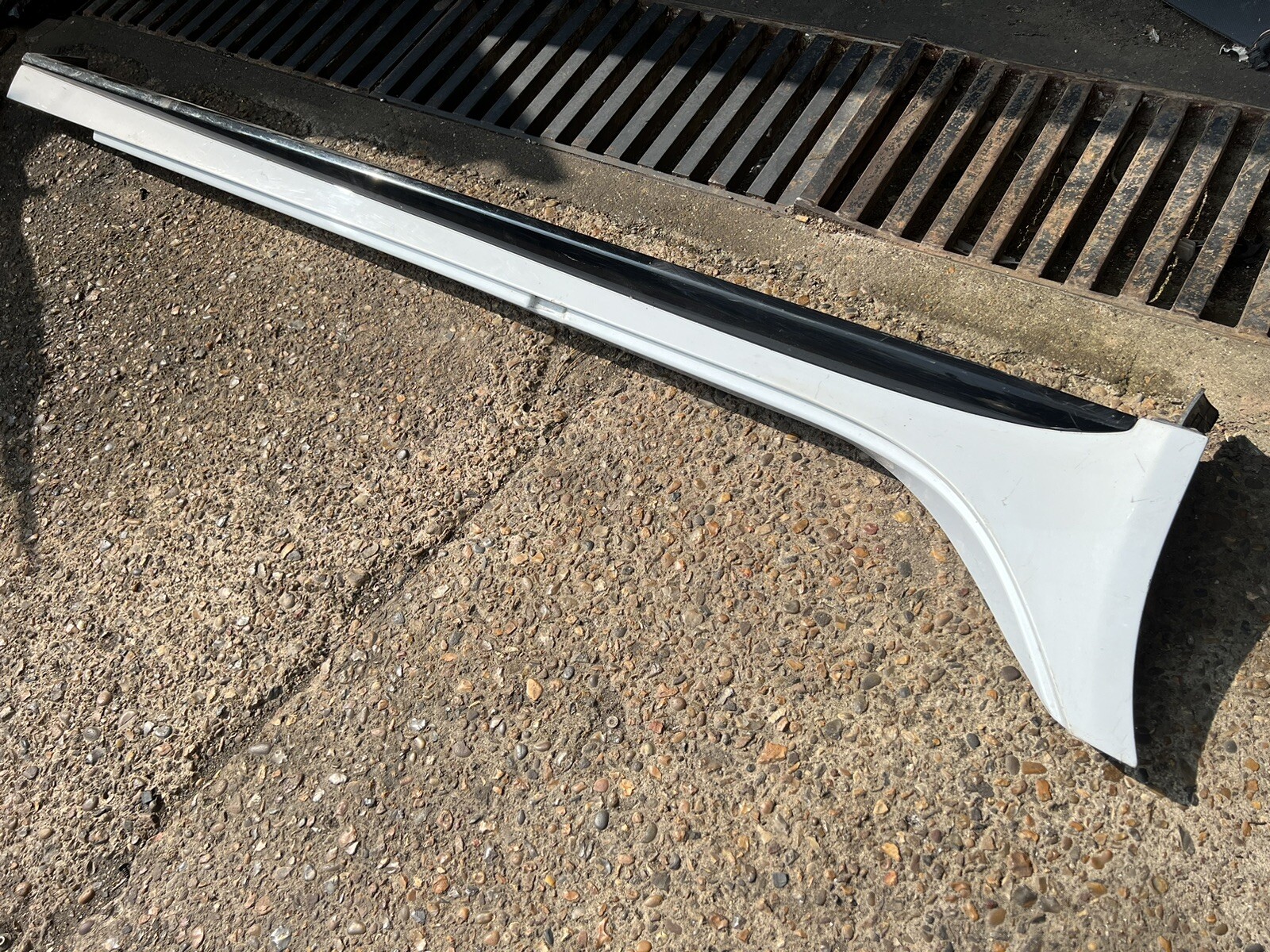 GENUINE JAGUAR XF X260 PASSENGER SIDE SKIRT GX6M-101D56-AD
