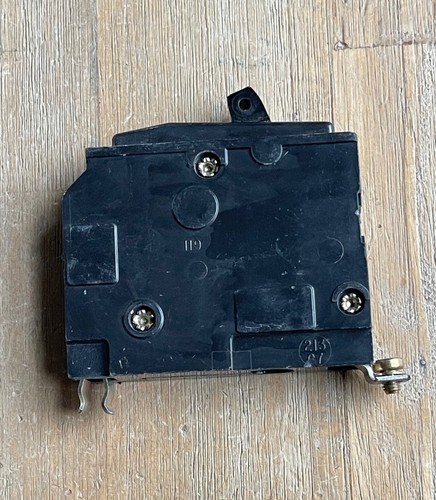 SQUARE D TYPE Q0B MJ-1704 CIRCUIT BREAKER 1 POLE 10A 120/240VAC - Picture 3 of 4