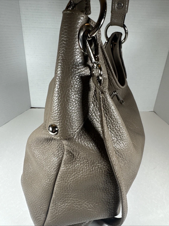 BOLSO DE HOMBRO GRIS CEMENTO IMPRESIONANTE BORDADO EN PELLE CUERO NEGRO HECHO EN ITALIA USADO EN EXCELENTE ESTADO Foto 3 de 4