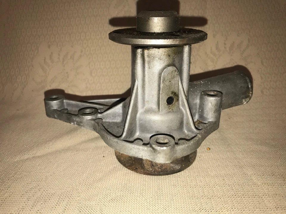 Водяной насос MG 1970-х–начало 1980-х британский автомобиль 1970-х MG MGB. - Изображение 2 из 3