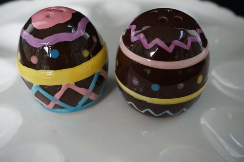 Easter Egg Salt & Pepper Shakers in a Basket Hand Painted - Picture 5 of 8