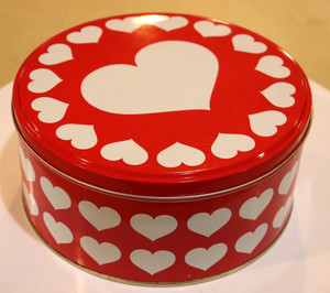 NWT Round Heart Designed Tin