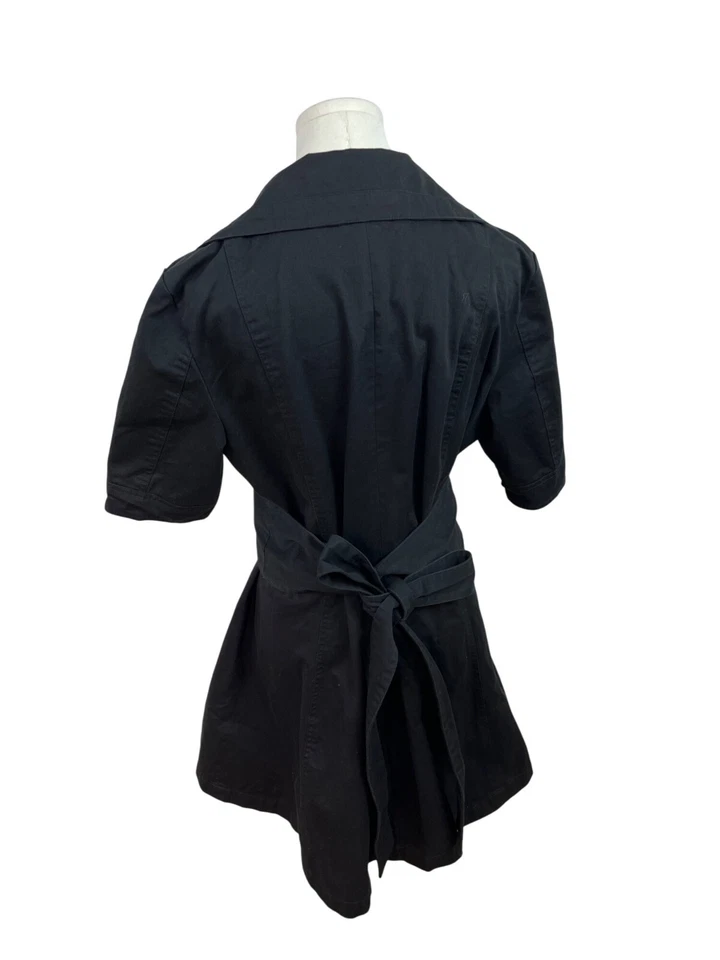 Gabardina negra de manga corta con botones con cinturón talla M de Suzanne Somers para mujer Foto 4 de 4