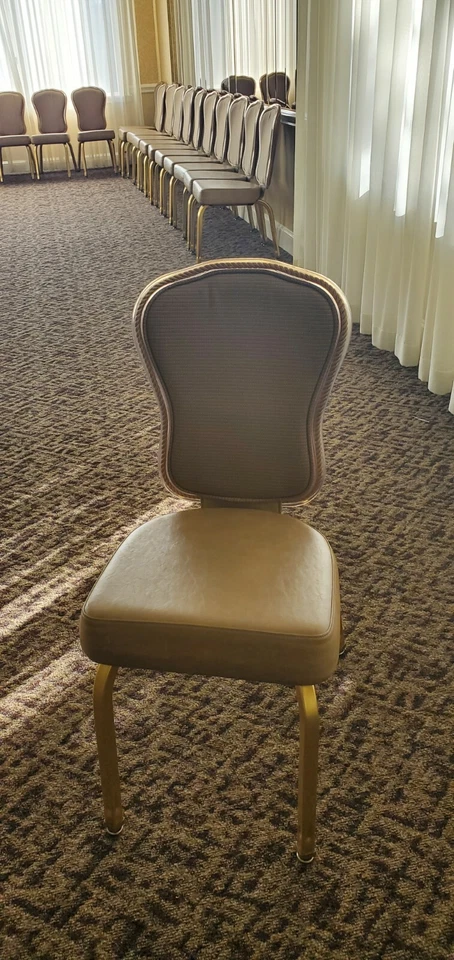 Cadeiras para banquetes usadas - Imagem 2 de 3