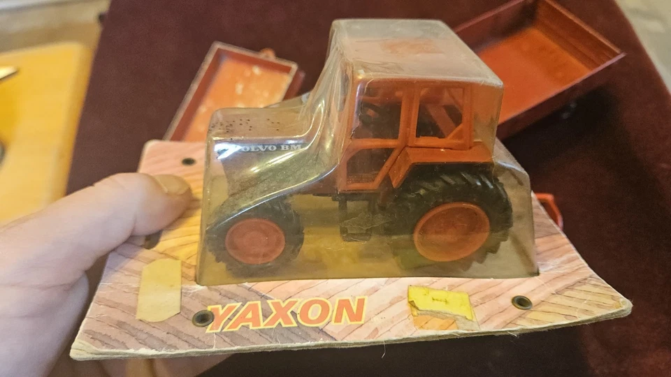 De colección 1/43 Yaxon Volvo tractor en paquete con 3 remolques varios ERTL HUBLEY juguete para niños Foto 3 de 4