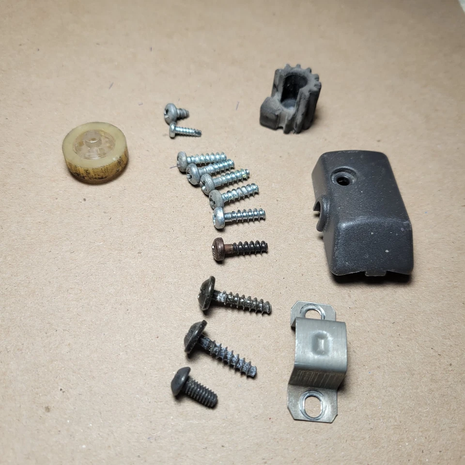 Aspiradora Miele ELECTRONIC S 312i AIR CLEAN PLUS - Tornillos y varias piezas pequeñas Foto 4 de 4