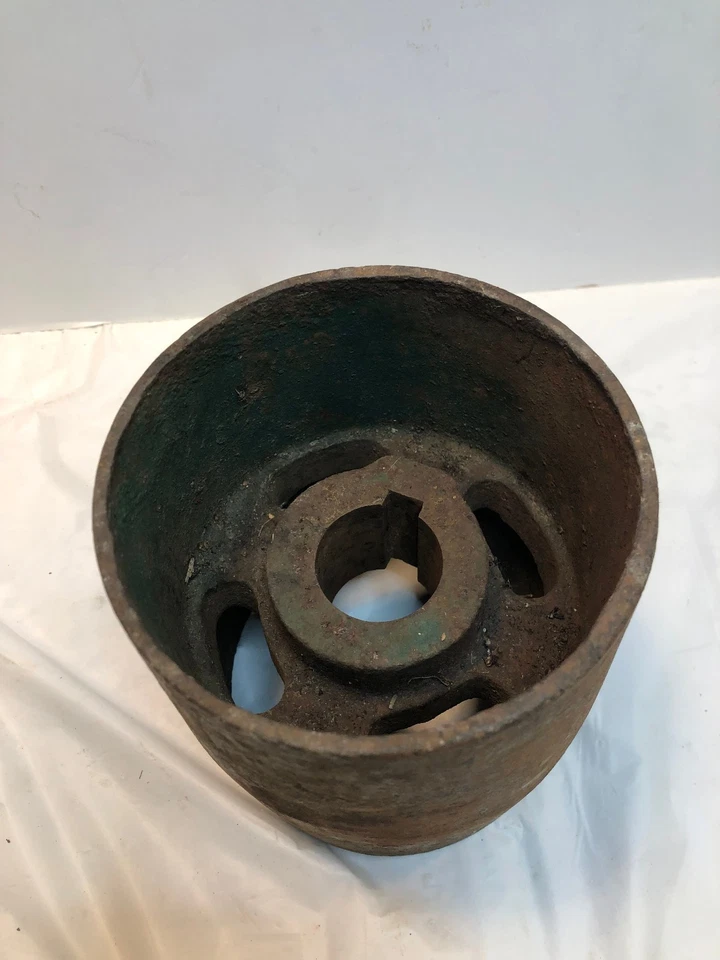 Tractor de polea plana vintage motor de acero verde - ¿Oliver? John Deere? 5" de diámetro Foto 2 de 4