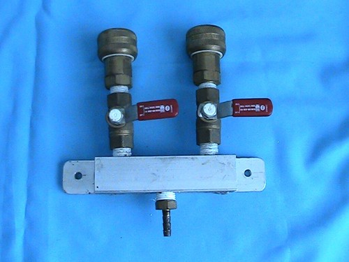 1 USED ALUMINUM AIR MANIFOLD 1" SQ X 6" LG WITH 2 BRASS SHUTOFFS AND 2 BRASS QD