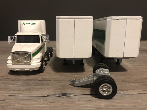 Ertl T068 1:64 Scale *Rare* Spartan Express Volvo Semi w/ Double Pup Trailers - Picture 2 of 5