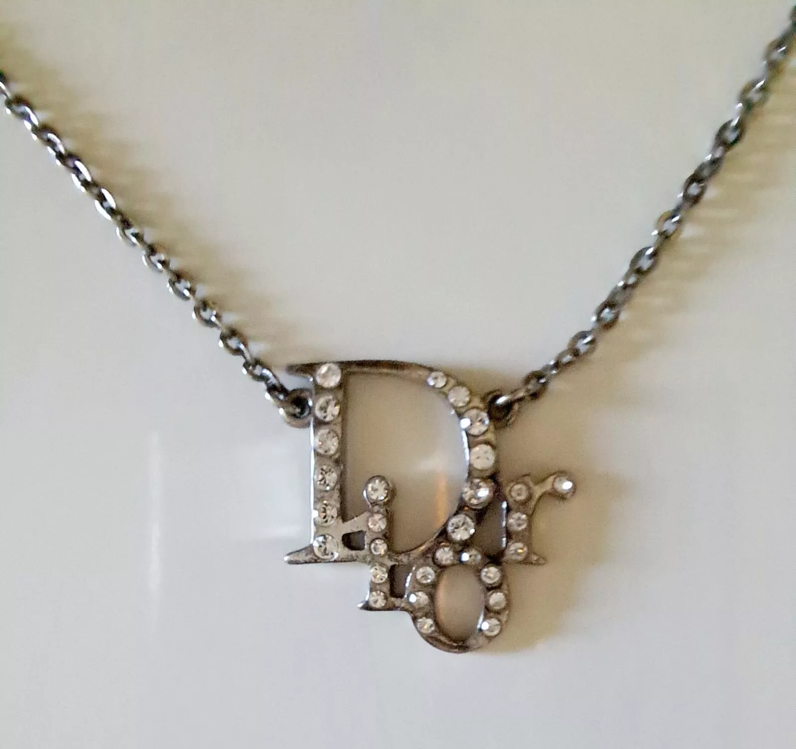 Collier cristal logo Dior avec dust bag et boite étiquette d'origine incluse