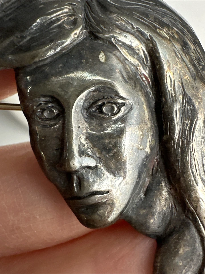 Шикарная дамская брошь из стерлингового серебра ручной работы с гранатами и изумрудами - Изображение 4 из 4