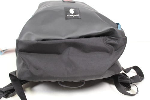 Zaino Cotopaxi Vaya 18L Cada Dia nero con marchio Cubo con logo University Utah - Foto 11 di 18