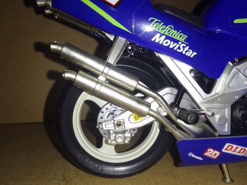 Moto Suzuki RGV 500 K.Roberts Moto GP 1:10 Ème - Foto 7 di 11