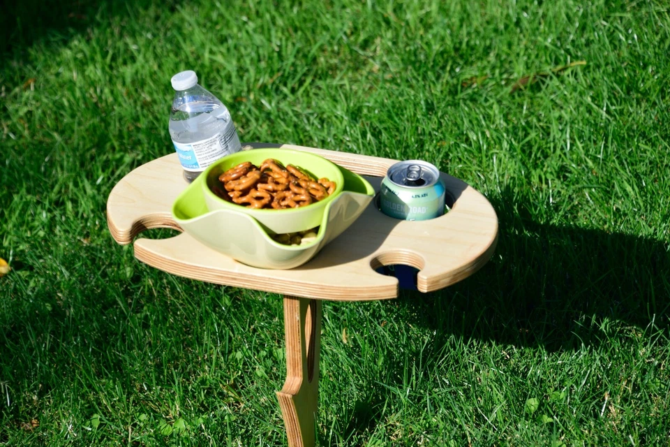 Mesas de picnic plegables - tiene capacidad para botella de vino, 2 copas de vino, 2 latas/botellas de bebida Foto 2 de 4