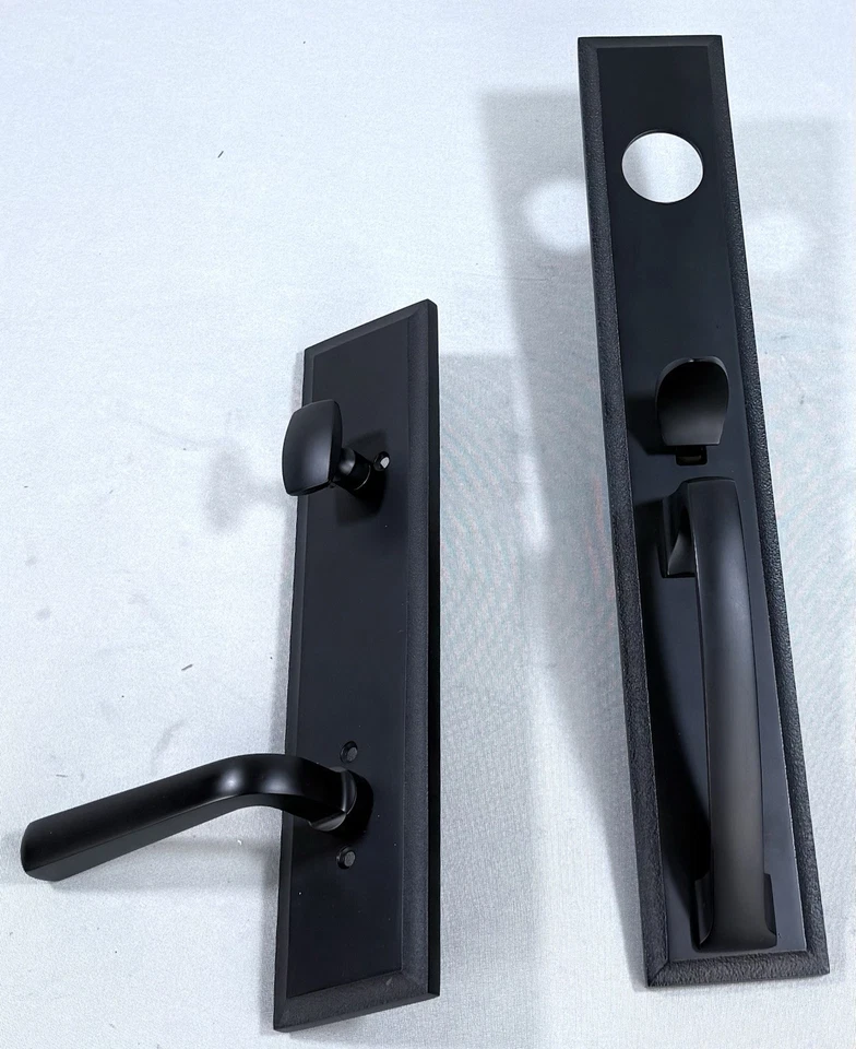 Juego de palancas de puerta de entrada con llave de latón macizo para diestros Signature Hardware Aurick Foto 4 de 4