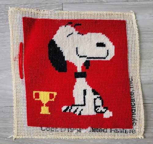 De Colección Peanuts Snoopy Punta de Aguja 9x9 Trofeo Oro Rojo Dibujos Animados Retro Artesanía Arte de Pared - Imagen 1 de 9
